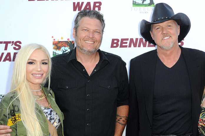 Blake Shelton, Gwen Stefani & Trace Adkins team up for drive in concert